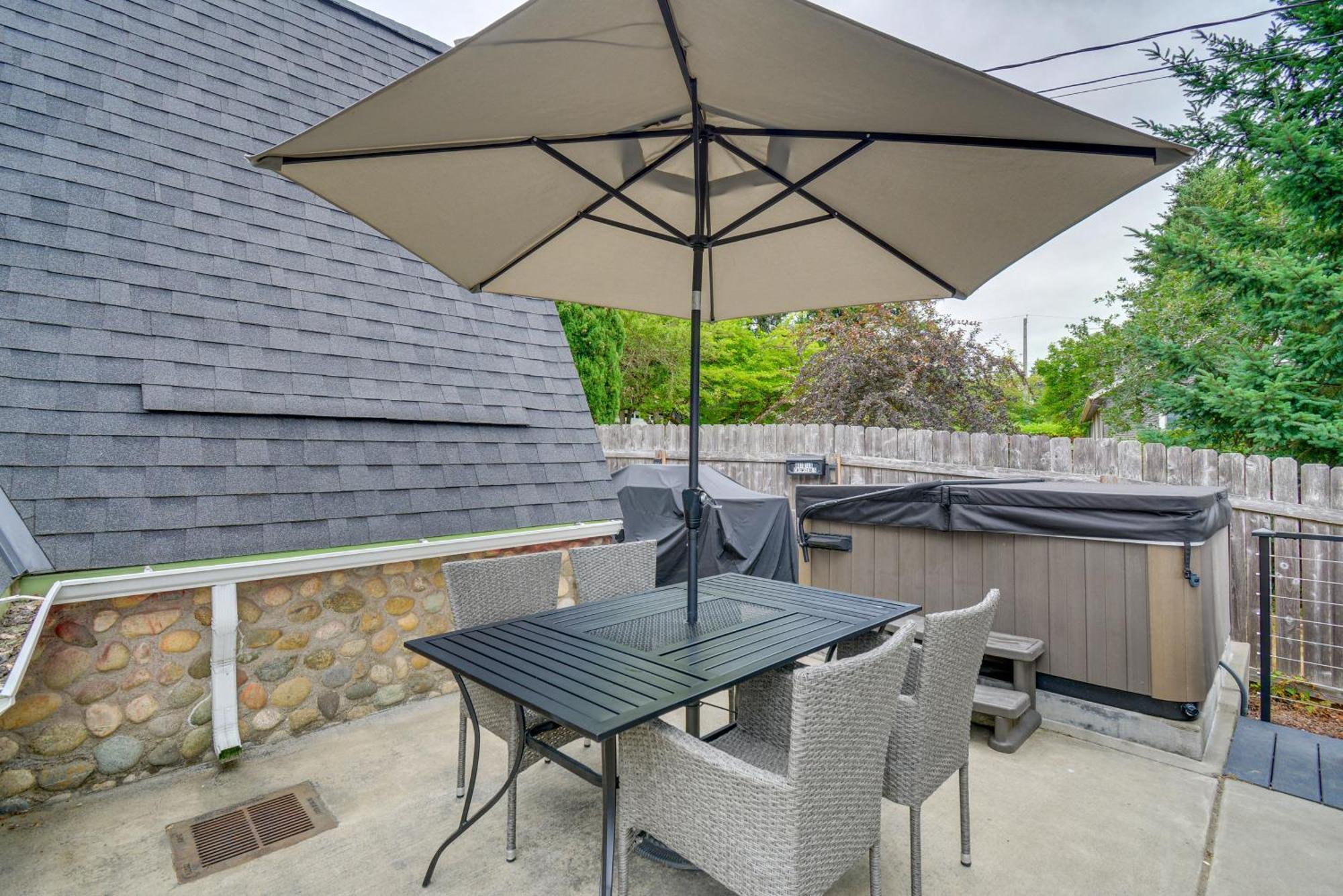 Puget Sound Cabin With Hot Tub And Water Views! Bremerton Exterior photo